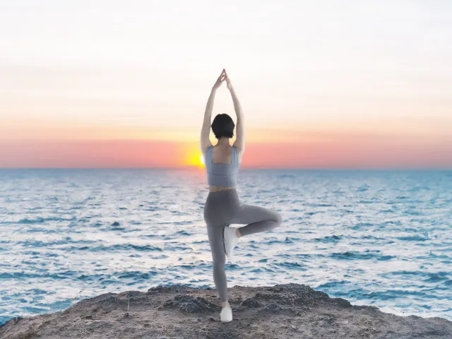 Circle-balanceのブランドをイメージした、海の前でヨガのポーズをとる女性の画像