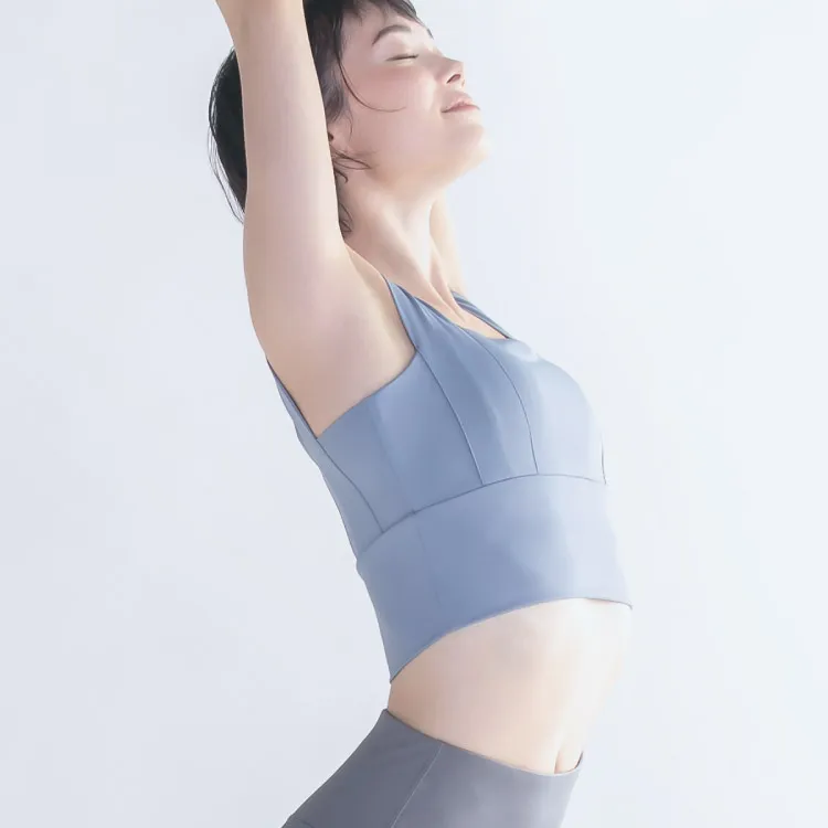 Circle-balanceのブランドをイメージした、のびのびとヨガを楽しむ女性