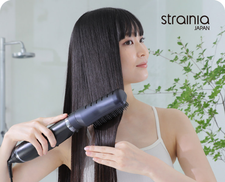 ケアストレートブラシドライヤーを使用するモデル