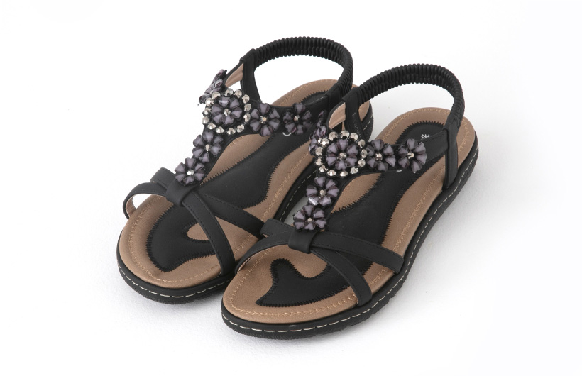 コンシャスウォーク 美脚ペタルサンダル 斜め前面 ブラック