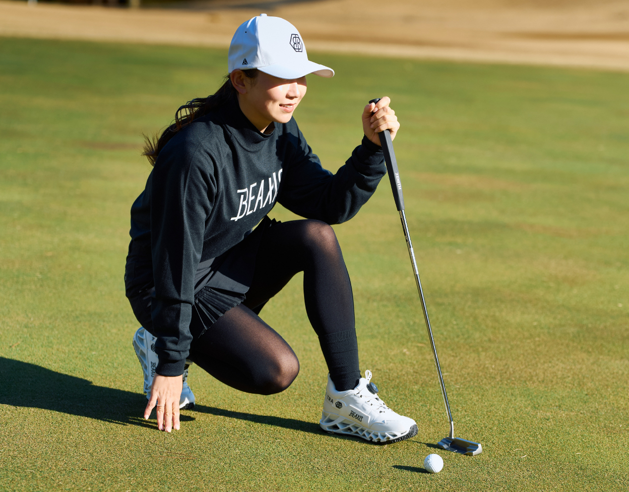 グリーン上でラインを読むゴルファー