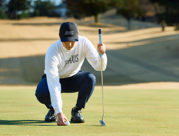 グリーンの上でしゃがむ様子