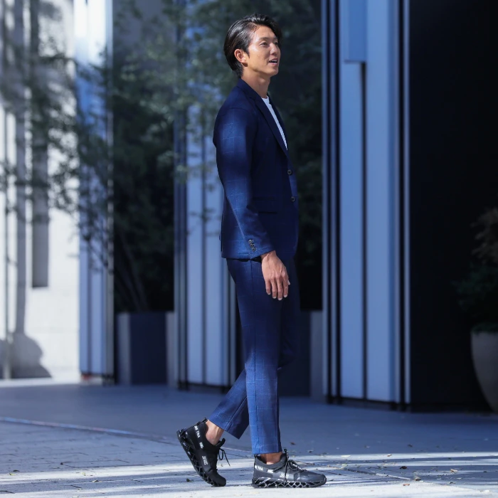 バランスコアスニーカー2（ブラック）を履く男性