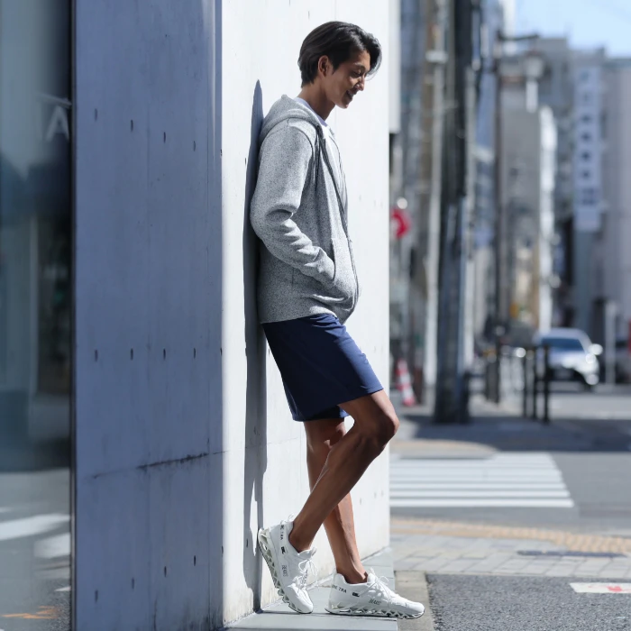 バランスコアスニーカー2（ホワイト）を履く男性