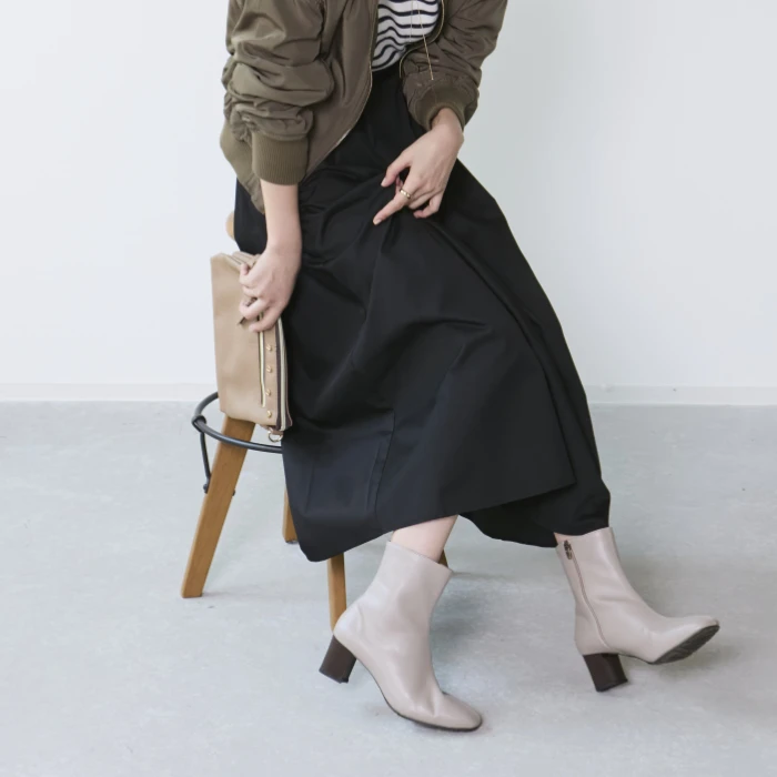 整体ブーツ（グレージュ）を履く女性の足元