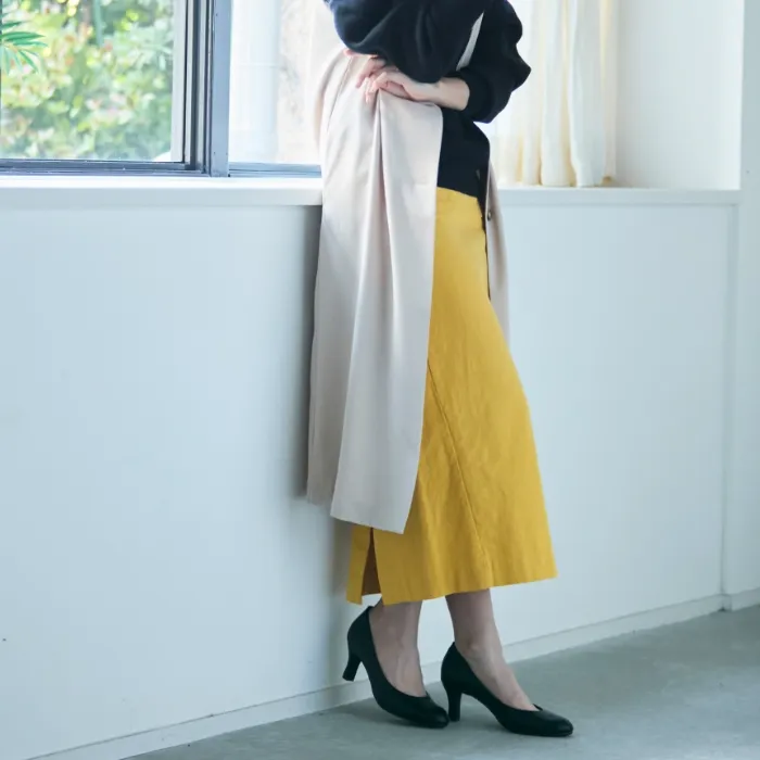 整体パンプス（スタイルアップ）を履く女性の足元