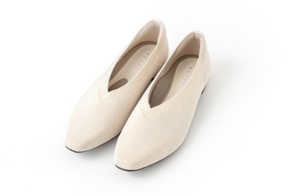 整体ニットパンプス 斜め前 アイボリー