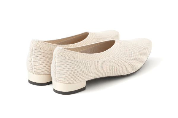 整体ニットパンプス 斜め後ろ アイボリー