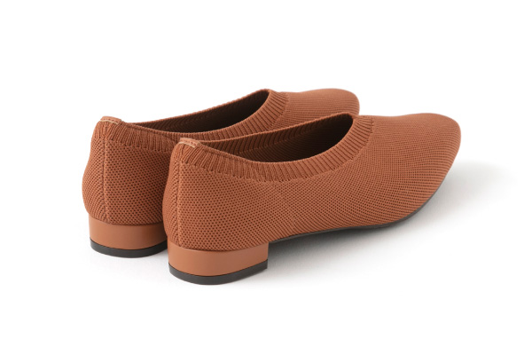 整体ニットパンプス 斜め後ろ ブラウン