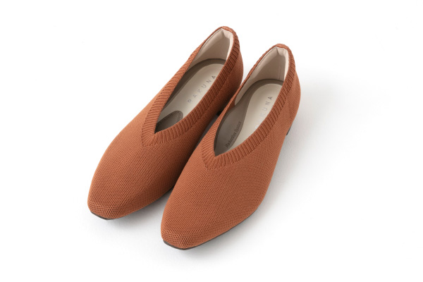 整体ニットパンプス 斜め前 ブラウン