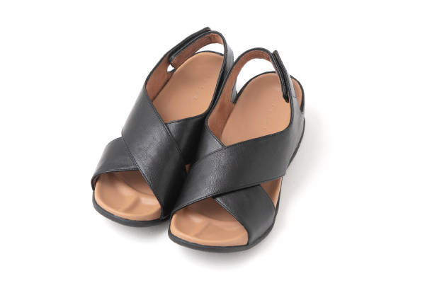 整体サンダル（クロスタイプ） 斜め前面