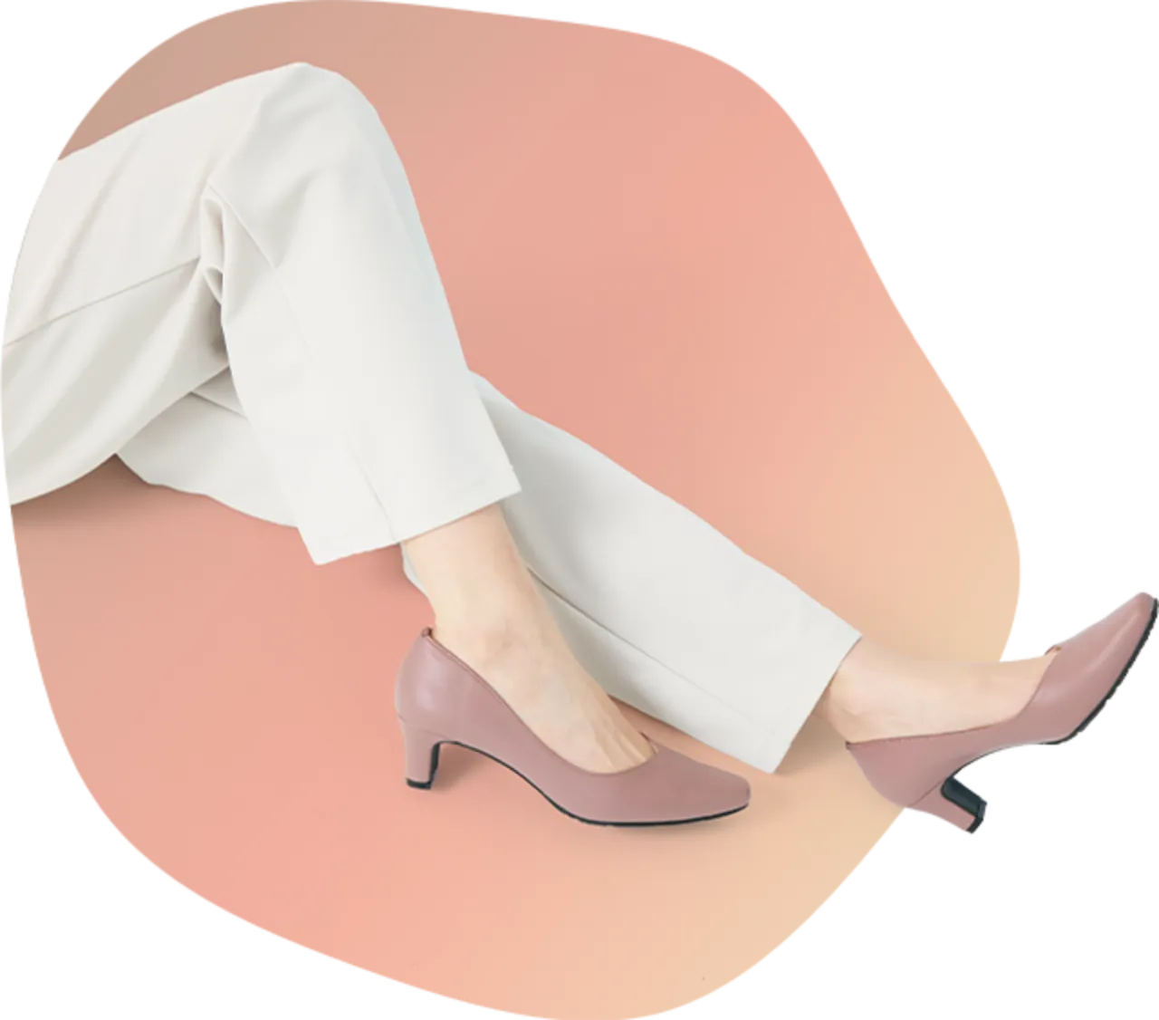 整体カラーパンプスを履いている女性の足元