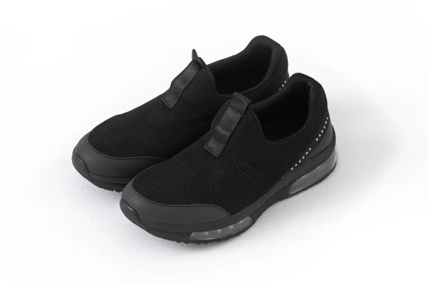 整体スニーカー（スリッポンタイプ） 正面 ブラック
