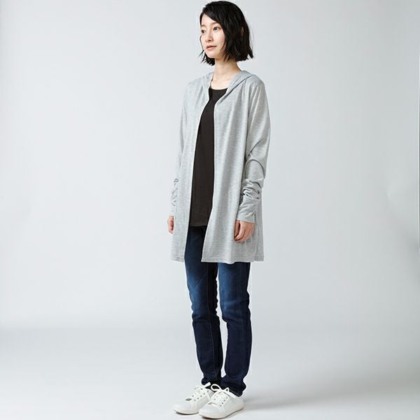 2023 UVブロックフーディ（グレー） 着用画像 斜め正面