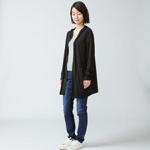 2023 UVブロックフーディ（ブラック） 着用画像 斜め正面